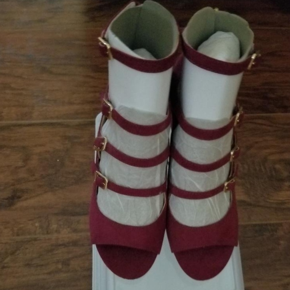 Unisa Womens Undarrah Faux Suede Buckle Heels